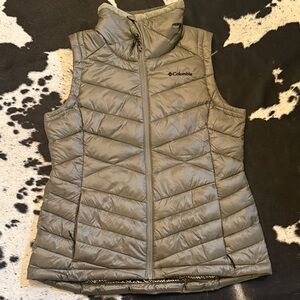Green Columbia Women’s Omni heat vest Size large